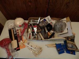 lot 22 image: kitchen utensils