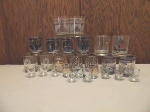 lot 30 image: collectable glassware