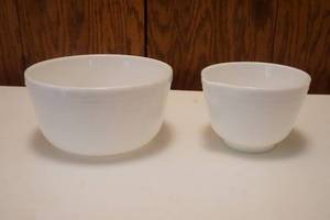 lot 73 image: Pyrex bowls