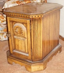 lot 81 image: side table