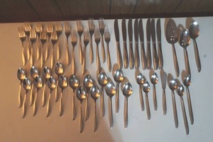 lot 89 image: Oneida flatware