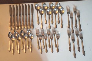 lot 92 image: Oneida flatware