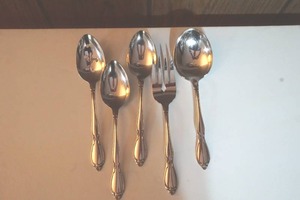 lot 93 image: Oneida flatware