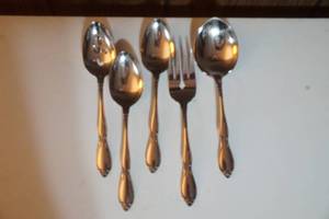 lot 94 image: Oneida flatware