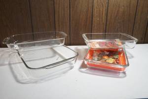 lot 117 image: Pyrex baking dishes