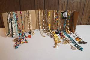 lot 158 image: costume jewelry