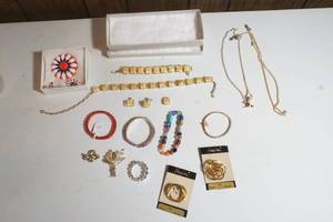 lot 160 image: costume jewelry