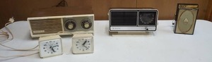 lot 213 image: vintage radio