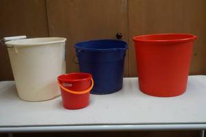 lot 228 image: cleaning supplies