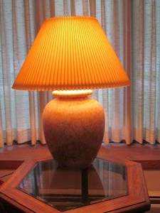 lot 3 image: table lamp