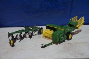lot 363 image: Vintage John Deer Combine and Blow
