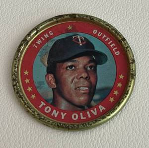 lot 83 image: Tonly Oliva 1971 Topps Coin #128 Vintage Minnesota Twins Baseball