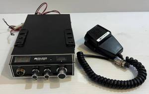 lot 113 image: Vintage Midland 77-830 CB Radio WMicrophone (Untested)