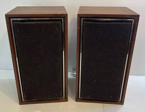lot 144 image: Vintage Magnavox Bookshelf Speakers (Work)  8 18W x 7 34D x 15T