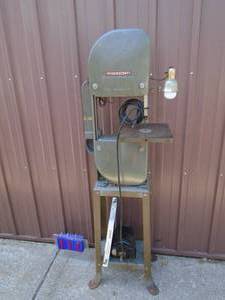 lot 111 image: Vintage Delta Homecraft bandsaw. 6 high 9 deep throat. Can take an extension for higher throat. As shown.