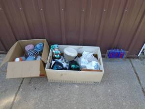 lot 113 image: Qty of 2 boxes of kitchenhousehold. As shown.