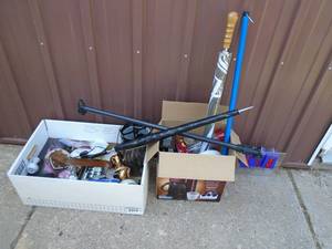 lot 114 image: Qty of 2 boxes of kitchenhousehold. As shown.