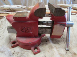 lot 13 image: Smaller Vise