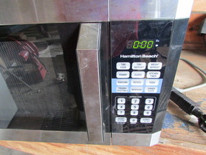 lot 122 image: Microwave Oven