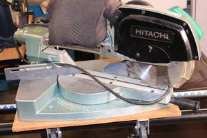 lot 10 image: Hitachi C-8FB2 8.5 Slide Compound Saw w Ryobi A18MS01 Collapsable Miter Saw Stand