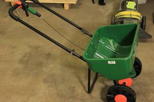 lot 37 image: Scotts SpeedyGreen 3000 FertilizerRoad Salt Spreader