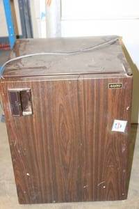 lot 25 image: Sanyo 19x24x17 Mini Fridge