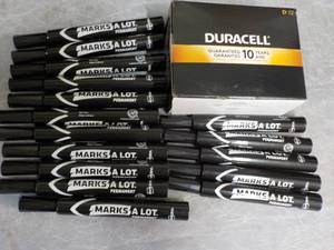 12 size D Duracell Batteries and Ma...
