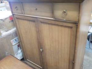 Broyhill Chest of Drawers 40 x 18 x...