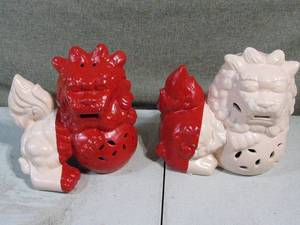 lot 3 image: Set of 2 Decorative Porcelain Foo Dogs