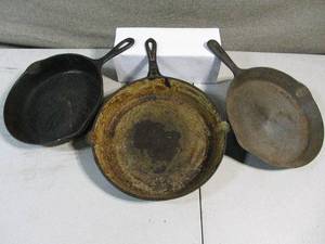 lot 11 image: 3 Cast Iron Skillets