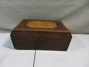 lot 16 image: Vintage Jewelry Box