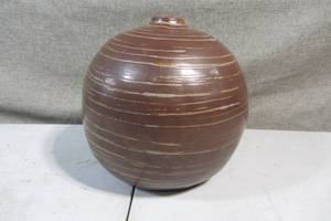 lot 32 image: Small Browns w Gold Tweed Round Vase