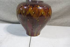 lot 34 image: Medium Earth Tones Bell Top Vase