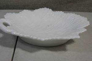 lot 40 image: Ceramic White Leaf Design Decorative Dish