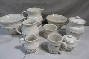 lot 42 image: Set of 9 Longaberger Woven Traditions Heritage Blue Pottery. Mixed Lot