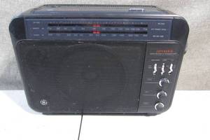 lot 67 image: Vintage GE Super Radio AMFM Long Range Hi Performance Model 7-2887A