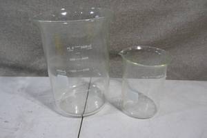 lot 87 image: 2 Pyrex Beakers 3500mL 1000mL