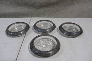 lot 93 image: Set of 4 Crystal Ash Trays with Silver Rim Lining