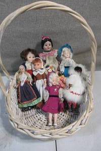 lot 112 image: Basket for Vintage Heritage Dolls