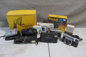 lot 118 image: Lot of 6 Vintage Cameras and Accessories