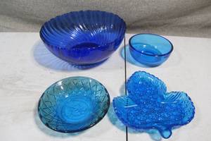 lot 134 image: Set of 4 Blues Glass Ware- Bowls and Dishes