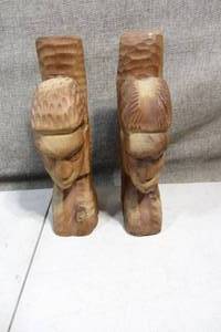 lot 203 image: Hand Carved Wooden Indigenous Decorative Book Ends