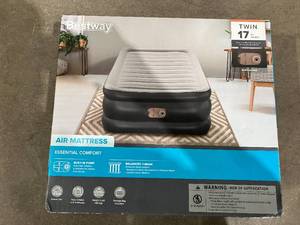 lot 182 image: Bestway 17 Inch Twin Size Air Mattress with Built-In AC Pump