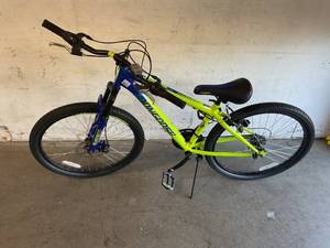 lot 22 image: Mongoose Scepter 24 Inch GreenBlue Mountain Bike