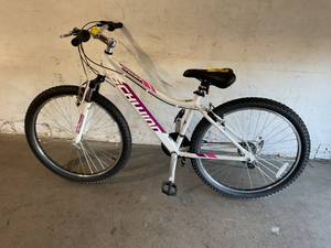 lot 23 image: Schwinn Womens Ranger 26 Inch White Mountain Bike