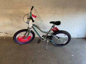 lot 25 image: Schwinn Astrid 20 Inch Grey Kids Bike