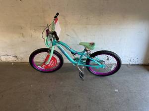 lot 26 image: Schwinn Deelite 20 Inch Mint Green Kids Bike with Handlebar Bag