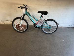 lot 27 image: Huffy Highland 20 Inch Light Blue Kids Mountain Bike