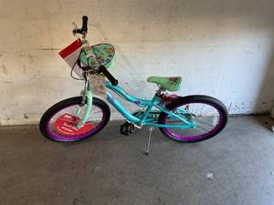 lot 28 image: Schwinn Deelite 20 Inch Mint Green Kids Bike with Handlebar Bag