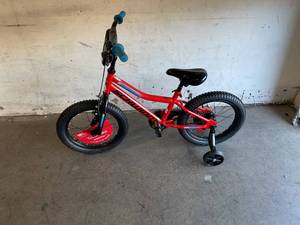 lot 31 image: Schwinn Piston 16 Inch Kids BlackBlueRed Bike